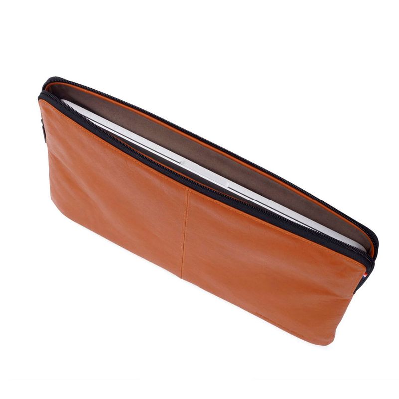 Купить Кожаный чехол-сумка Decoded Slim Sleeve Brown для MacBook 12" | Air 11" по лучшей цене в Украине 🔔 ,  наш интернет - магазин гарантирует качество и быструю доставку вашего заказа 🚀