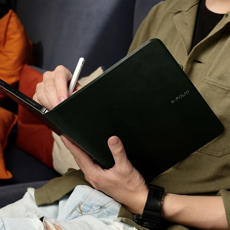 Купити Чохол з тримачем для стилуса SwitchEasy CoverBuddy Folio Lite зелений для iPad Pro 11" (2020) за найкращою ціною в Україні 🔔, наш інтернет - магазин гарантує якість і швидку доставку вашого замовлення 🚀
