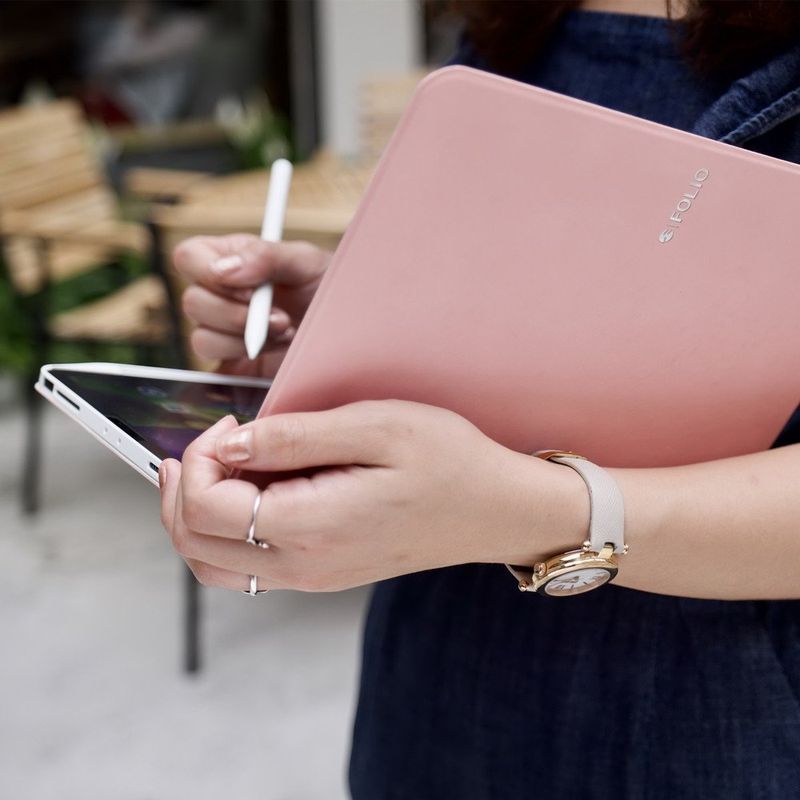 Купить Чехол с держателем для стилуса SwitchEasy CoverBuddy Folio Lite розовый для iPad Pro 11" (2020) по лучшей цене в Украине 🔔 ,  наш интернет - магазин гарантирует качество и быструю доставку вашего заказа 🚀